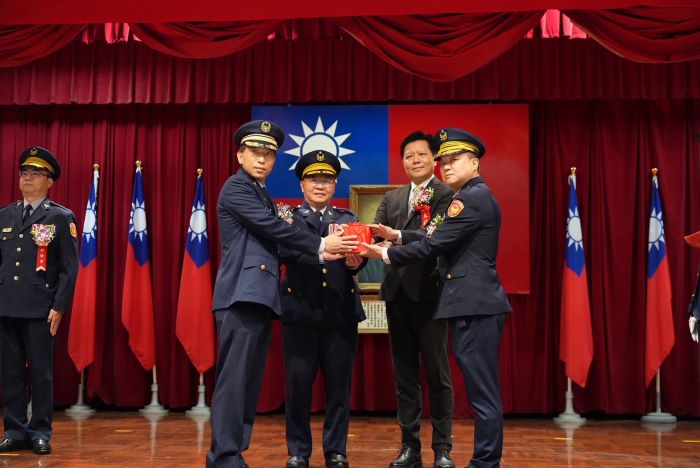打造安全宜居幸福城市 新北警多名分局長、大隊長交接 10 《圖說》(左1)現任板橋副分局長黃建中、(左2)新北警局局長方仰寧、(右2)副市長朱惕之、(右1)現任板橋分局長彭正中。〈警察局提供〉