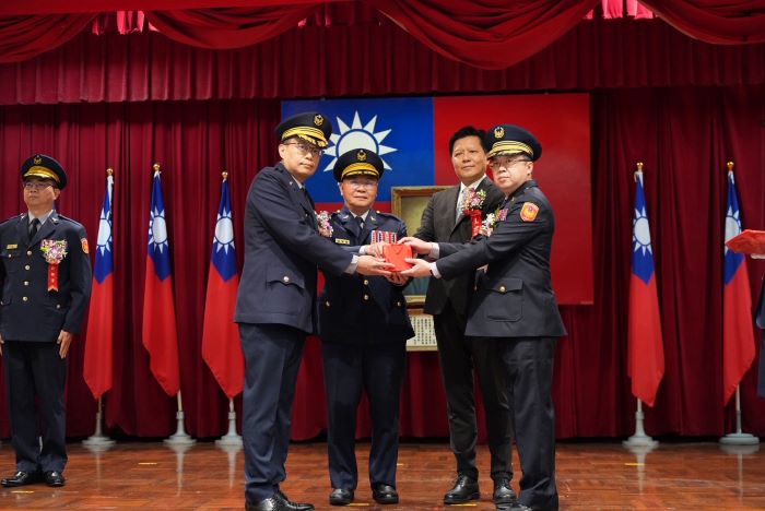 打造安全宜居幸福城市 新北警多名分局長、大隊長交接 11 《圖說》(左1)現任土城分局長沈明義、(左2)新北警局局長方仰寧、(右2)副市長朱惕之、(右1)現任瑞芳分局長高繼鴻。〈警察局提供〉