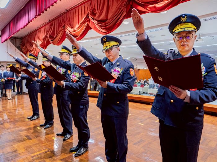 打造安全宜居幸福城市 新北警多名分局長、大隊長交接 12 《圖說》新北警新任分局長、大隊長宣示就職。〈警察局提供〉