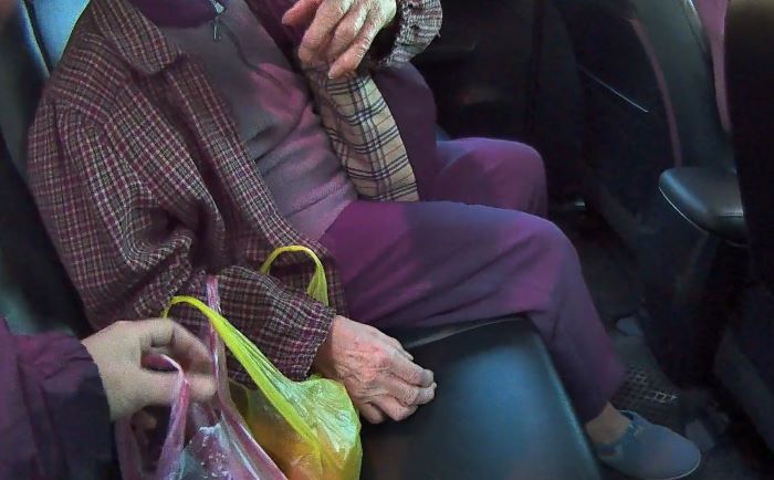 助迷途長者返家 海山警流利客語神救援 4 《圖說》海山警協助叫計程車載送婦人返回住處。〈海山分局提供〉