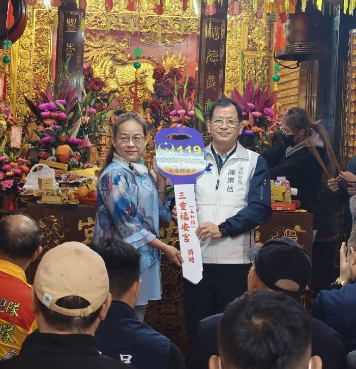 《圖說》三重福安宮主委莊佩琴(左1)捐贈災情勘查車及救護器材，由新北消局長局長陳崇岳(右1)代表受贈。〈消防局提供〉