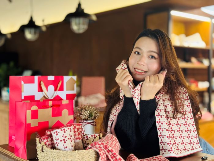 《圖說》淡水古蹟博物館《滬尾公行》推出的限量款品牌圍巾以淡古全新識別「THM」為設計主軸，運用橫編提花、雙面異色織法，觸感親膚、保暖度佳，適合冬日配戴。〈淡古提供〉