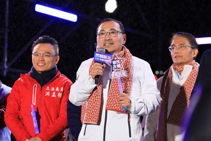 《圖說》市長侯友宜日前於「閃耀新北1314跨河煙火」活動中搶先配戴圍巾亮相。〈淡古提供〉