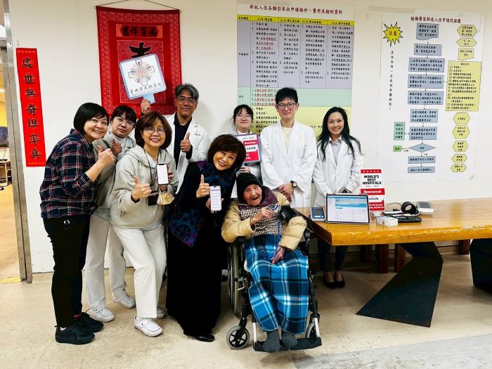 《圖說》北榮團隊(左)與板橋榮家家主任陳桂美(前排右二)、醫護團隊及住民合影。〈板橋榮家提供〉