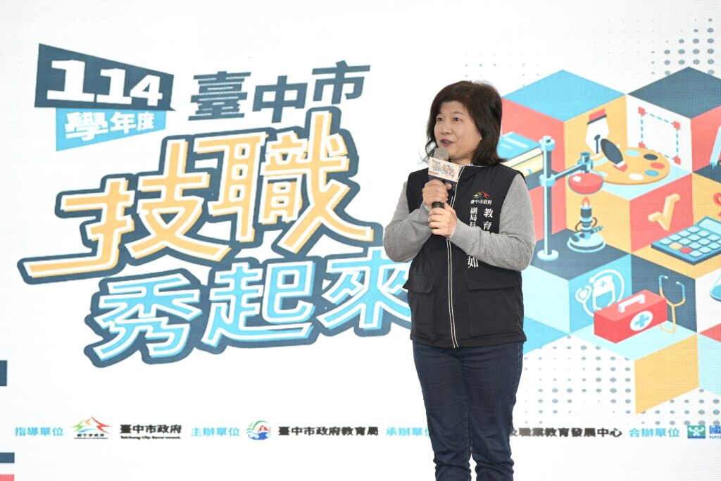 產學×科學 中市技職秀起來 科博館隆重登場 5 %E5%9C%962%EF%BC%9A %E8%87%BA%E4%B8%AD%E5%B8%82%E6%94%BF%E5%BA%9C%E6%95%99%E8%82%B2%E5%B1%80%E5%89%AF%E5%B1%80%E9%95%B7%E8%B3%B4%E7%B7%A3%E5%A6%82%E8%A6%AA%E8%87%A8%E7%8F%BE%E5%A0%B4%E8%87%B4%E8%A9%9E%EF%BC%8C%E5%8B%89%E5%8B%B5%E6%8A%80%E8%81%B7%E5%AD%B8%E5%AD%90%E7%99%BC%E6%8F%AE%E6%89%80%E9%95%B7%E3%80%82