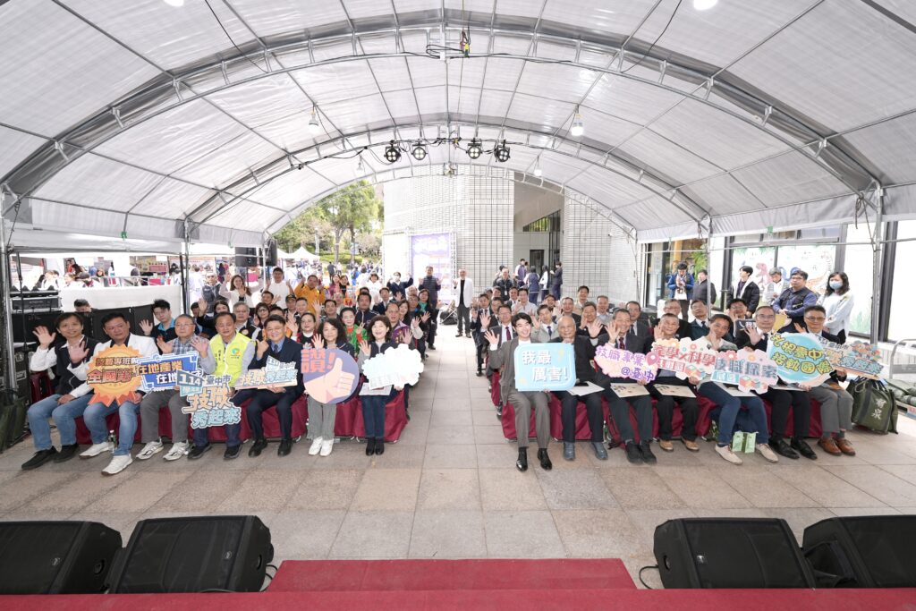 產學×科學 中市技職秀起來 科博館隆重登場 6 %E5%9C%963%EF%BC%9A %E7%94%A2%E5%AE%98%E5%AD%B8%E7%95%8C%E5%85%B1%E8%A5%84%E7%9B%9B%E8%88%89%EF%BC%8C%E8%88%87%E6%9C%83%E8%B2%B4%E8%B3%93%E6%96%BC%E9%96%8B%E5%B9%95%E5%85%B8%E7%A6%AE%E9%96%8B%E5%BF%83%E5%90%88%E5%BD%B1%E3%80%82