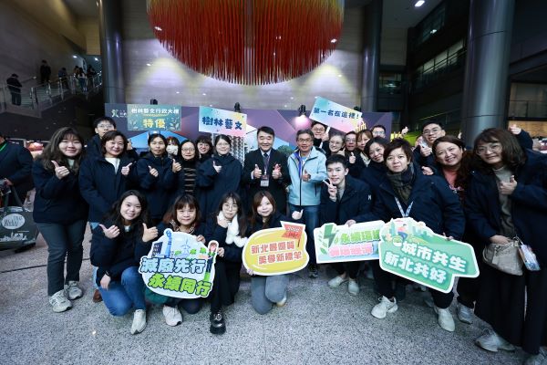 《圖說》身為新北市政府施工查核小組副召集人的工務局長馮兆麟(中)率隊領取金質獎12座獎項，並與得獎團隊合影。〈工務局提供〉