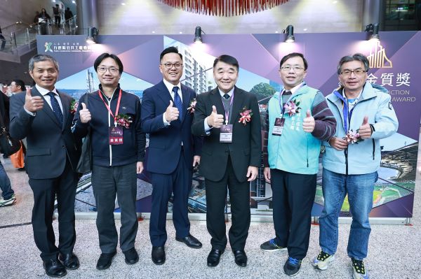 《圖說》新北市政府工務局長馮兆麟（右三）率隊參加金質獎頒獎典禮，新工處副處長陳世杰(右起)、養工處長鄭立輝、養工處副總工程司黃裕智、採購處副處長周志忠及工班職人蕭柏輝均出席。〈工務局提供〉