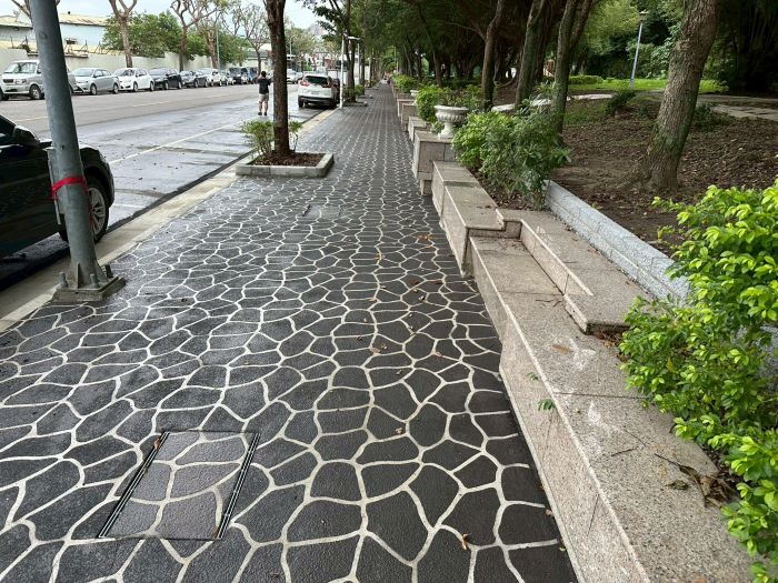 《圖說》光復公園人行道更新為噴花地坪，老舊導水蓋板更新。〈板橋公所提供〉