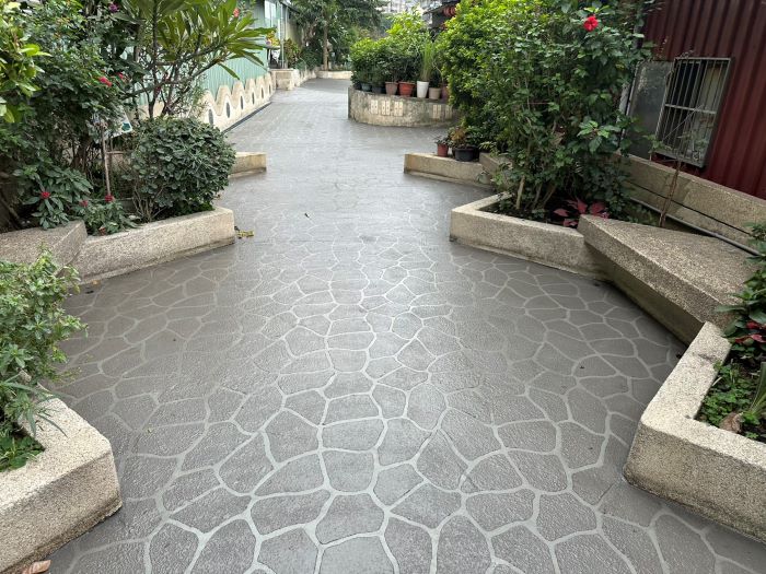 《圖說》海山綠地人行道更新地坪高壓清洗，樹脂砂漿整平後新設噴花地坪。〈板橋公所提供〉