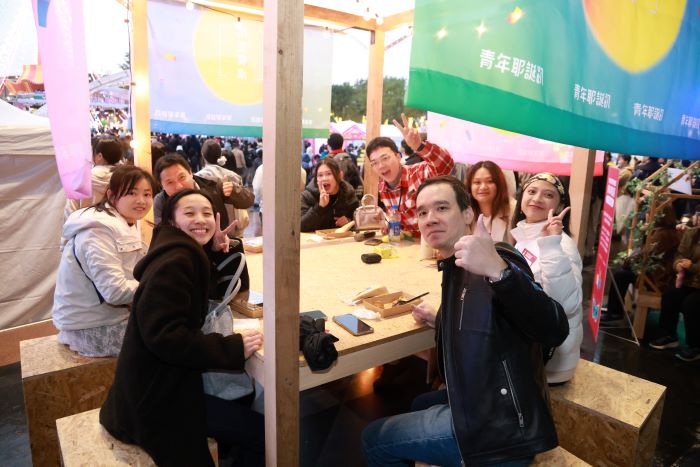 《圖說》陌生餐桌搭配有趣的提問卡，跟新朋友有更多的互動。〈青年局提供〉