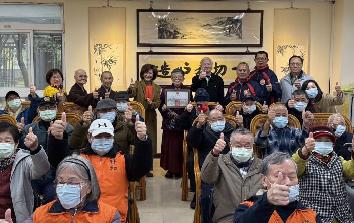 《圖說》致贈儀式合影。〈佛教正心會提供〉