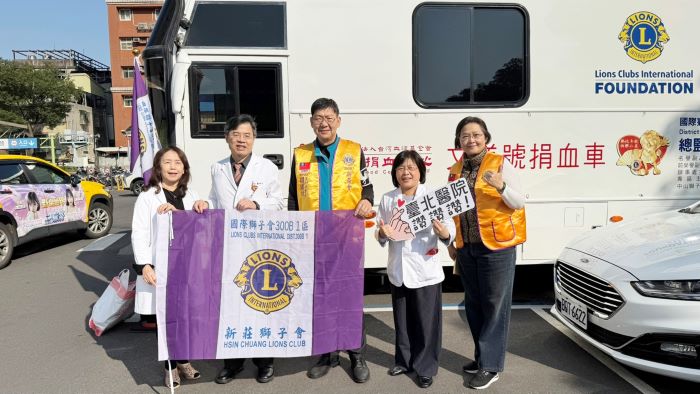 《圖說》臺北醫院攜手新莊獅子會辦捐血活動，新莊獅子會閻國靖會長(左三)希望發揮拋磗引玉的力量，左二臺北醫院院長鄭舜平。〈臺北醫院提供〉