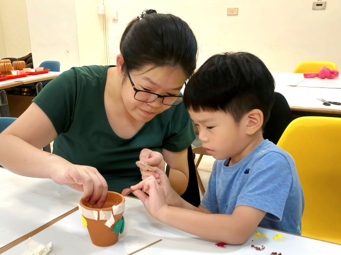 《圖說》以「藝術療癒」與「文化永續」為核心，讓星兒們訓練手部精細動作、穩定情緒。〈十三行提供〉