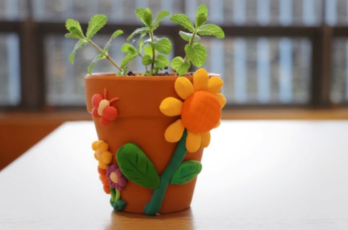 《圖說》「十三樂音香草療癒所」帶領親子製作一個獨一無二的四季香草花盆。〈十三行提供〉