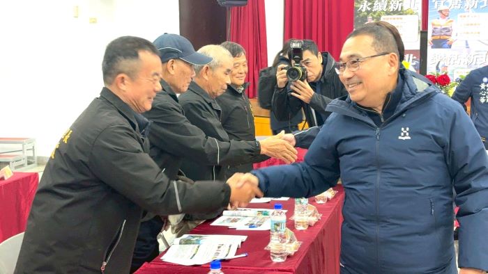 《圖說》侯友宜市長與深坑里長握手致意。〈民政局提供〉