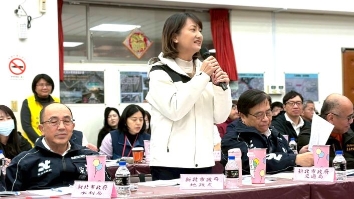 讓每項建設落地有感 新北行動治理前進泰山林口 11 《圖說》地政局副局長徐鳳儀會中回應溫仔圳規劃。〈民政局提供〉