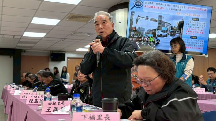 讓每項建設落地有感 新北行動治理前進泰山林口 16 《圖說》西林里長王國華反映里內校車交通壅塞問題。〈民政局提供〉