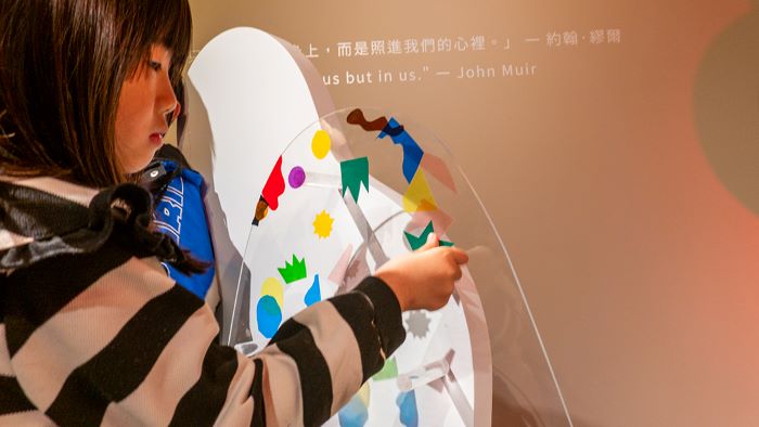 《圖說》利用手持色版與透色片,體悟到觀看世界的方式取決於內心的光。〈宗博館提供〉