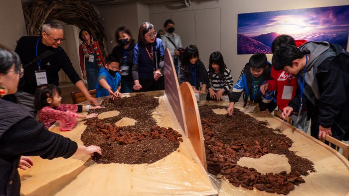 《圖說》「大地創造所」展區,透過泥土與自然素材的捏塑,貴賓與孩子都玩得很開心。〈宗博館提供〉