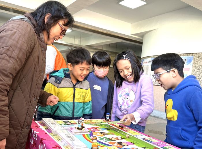 扎根本土教育 新北推動母語扎根96校、10師獲表揚 9 《圖說》客語趣味化生活趣味桌遊,讓孩子自信開口說客語。〈教育局提供〉