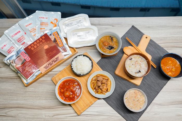 《圖說》「關懷獨居長者營養安心包」內含筍香燜肉、日式咖哩雞、紅燒獅子頭、茄汁雞丁四款美味調理包及芋頭鹹粥、香菇竹筍瘦肉粥和2盒白飯。〈社會局提供〉