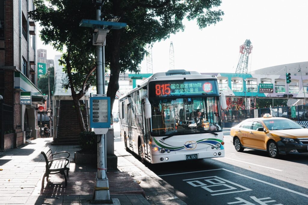 打造八里淨零碳示範區 電動公車加速布局邁向低碳運輸新里程碑 2 %E9%9B%BB%E5%8B%95%E5%A4%A7%E5%AE%A2%E8%BB%8A