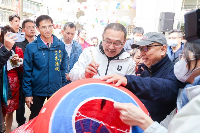 《圖說》侯友宜與大小朋友一起彩繪燈籠，感受濃厚的節慶氣氛。〈新莊區公所提供〉