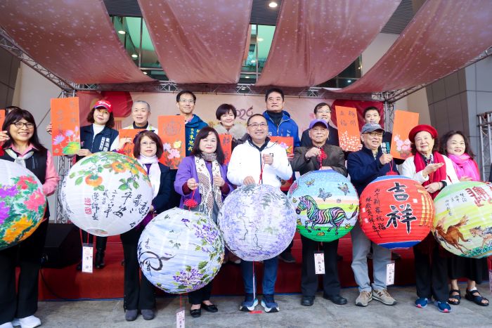 《圖說》新莊區公所今日熱鬧舉辦「迎新年慶元宵彩繪燈籠」活動。〈新莊區公所提供〉