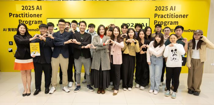 《圖說》新北市青年局首屆「AI實戰職涯營 Demo Day」圓滿落幕，20位學員與產業評審合影，展現青年AI實作成果。〈青年局提供〉