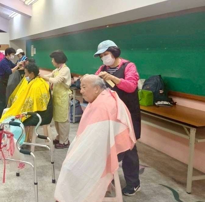 《圖說》新北市女子美容商業同業公會到場為街友義剪。〈社會局提供〉