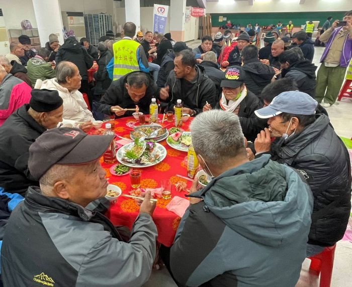 《圖說》三重紳士協會24日晚間在光興市民活動中心舉辦「114年關懷街友、歲末惜福餐會」。〈社會局提供〉