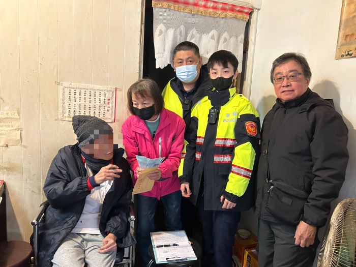 主動關懷 永和警結合民間團體助弱勢好過年 3 《圖說》中正橋派出所巡佐李家方、警員廖于綺勤務中發掘轄內弱勢家庭周先生,分局長蔣叔君聯繫協義宮總幹事鄭明哲,協助發放救助金及生活物資協助。〈永和分局提供〉