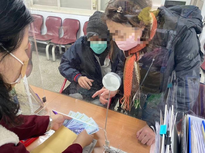 主動關懷 永和警結合民間團體助弱勢好過年 4 《圖說》周男接受救助時表示「感謝永和分局與協義宮雪中送炭,使其能添購物資過好年」。〈永和分局提供〉