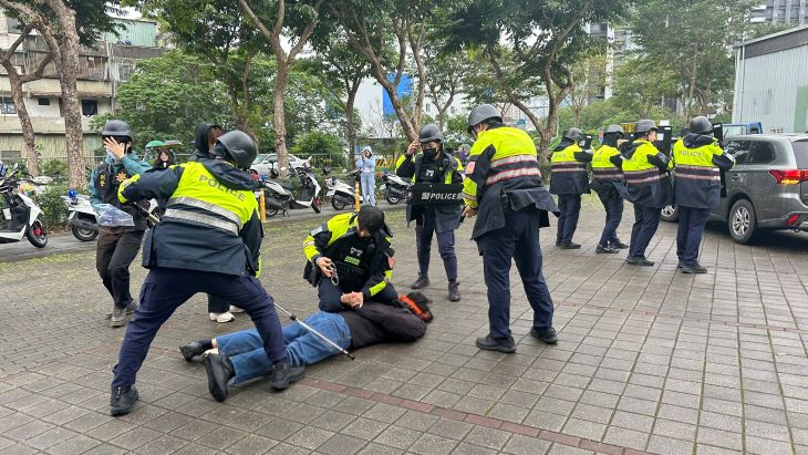 《圖說》警方制伏歹徒情境逼真。〈中和分局提供〉
