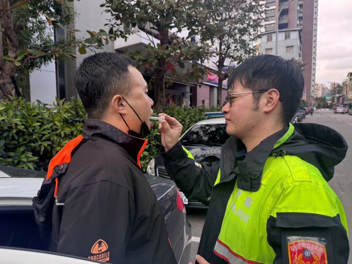 《圖說》演練同步導入「唾液毒品快篩試劑」，針對可疑駕駛即時實施初步檢測。〈中和分局提供〉