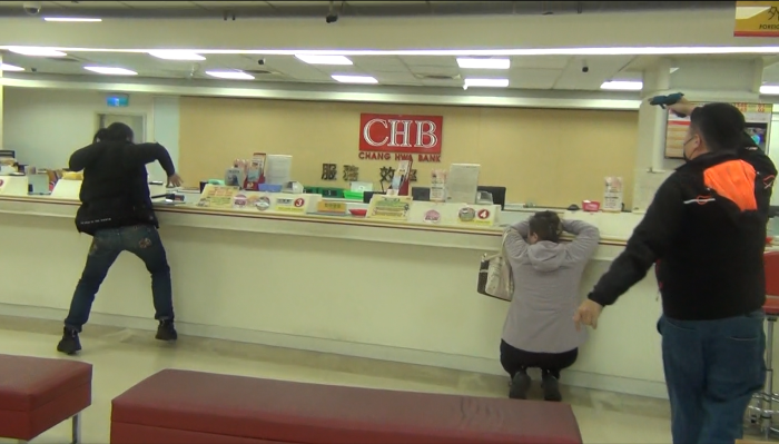 《圖說》中和警與轄內金融機構「攔截圍捕演練」，演練情境逼真震撼。〈中和分局提供〉