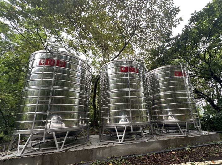 《圖說》忠治里簡水系統新設3座10噸不銹鋼蓄水塔，讓居民用水更穩定。〈水利局提供〉