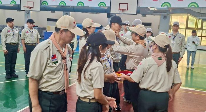 新北領航AI教育 首創候用校長AI認證制度 7 《圖說》團集會時間授予職位章。〈教育局提供〉