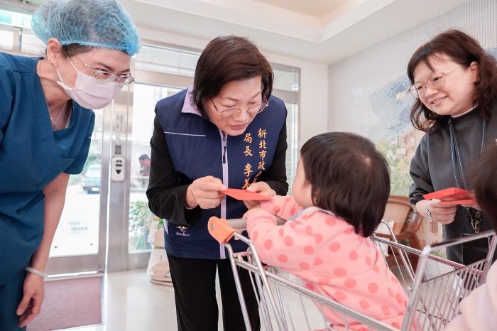 《圖說》在約納家園的每位幼兒都獲得一個紅包祝福。〈社會局提供〉