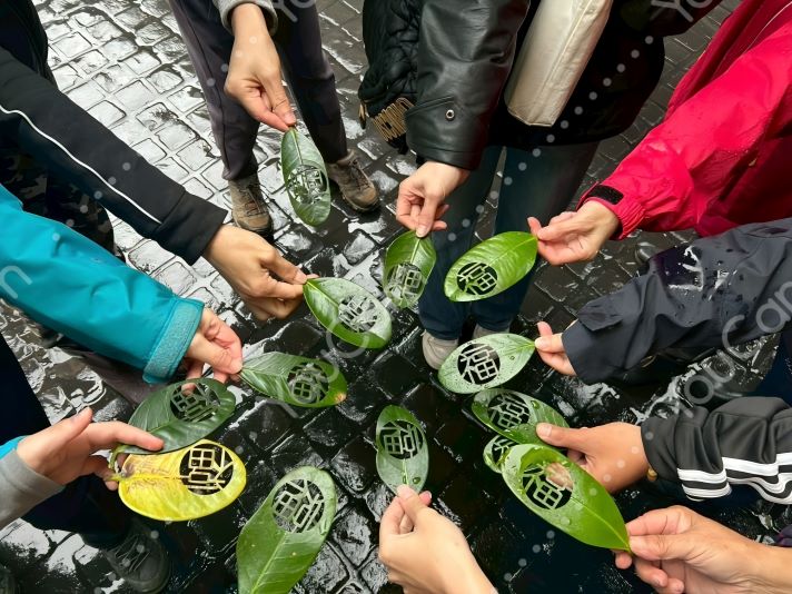 《圖說》民眾採集自然，手工製作祈福樹葉。〈觀旅局提供〉