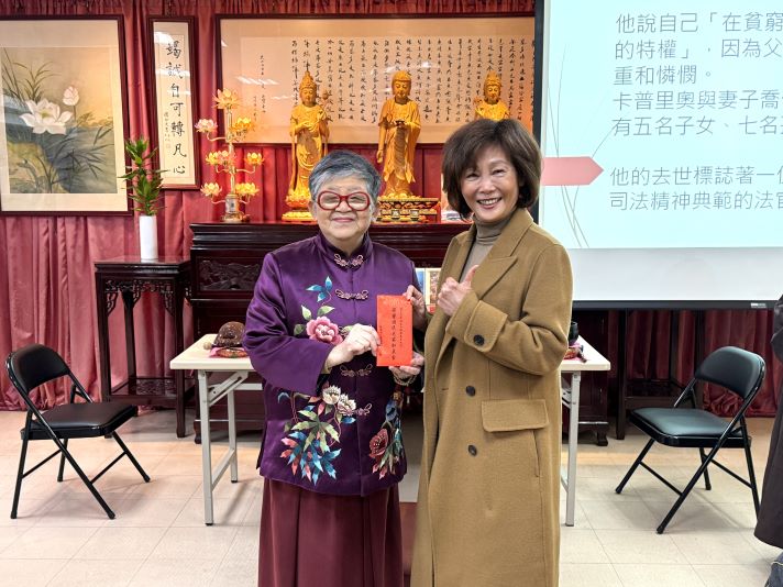 正心會送暖迎新春 關懷板橋榮家榮民長輩不間斷 4 《圖說》世界佛教正心會陳和慧執行長(左)捐贈加菜金,由板橋榮家陳桂美主任(右)代表接受。〈板橋榮家提供〉