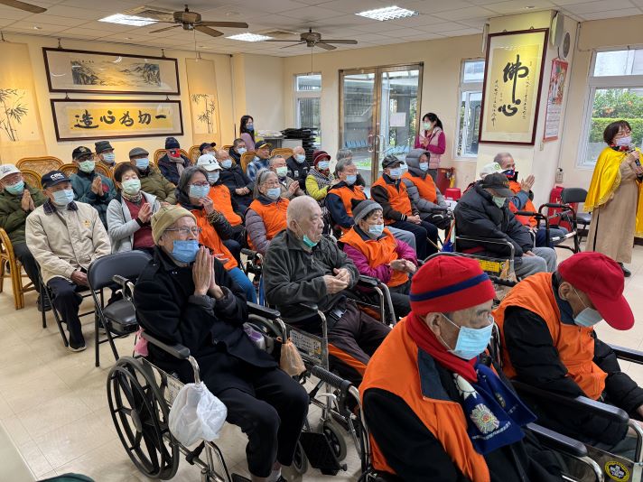 正心會送暖迎新春 關懷板橋榮家榮民長輩不間斷 5 《圖說》世界佛教正心會師兄姐帶領板橋榮家長輩共修安定心靈。〈板橋榮家提供〉