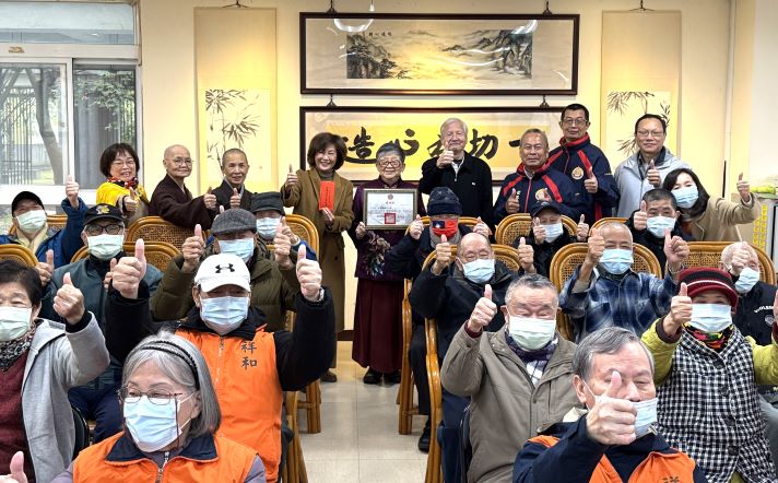 正心會送暖迎新春 關懷板橋榮家榮民長輩不間斷 6 《圖說》世界佛教正心會陳和慧執行長(右5)帶領師父、師兄、師姐捐贈加菜金給板橋榮家。〈板橋榮家提供〉