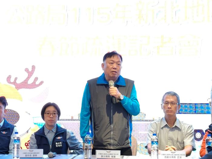 《圖說》公路局北區養工分局長謝俊雄分析近三年春節期間交通特性，預估今年春節將出現四波主要車潮。〈記者葉柏成攝〉