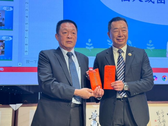 基隆榮服處寒冬送暖餐會 政商善心齊聚關懷榮民遺孤 14 《圖說》方正處長(右)接受臺中市武陵有愛關懷協會蕭有發理事長(左)等多位貴賓現場捐贈認養金,並一一回贈感謝狀及紀念品,致申謝忱。〈基隆榮服處提供〉