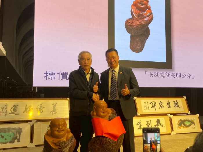 基隆榮服處寒冬送暖餐會 政商善心齊聚關懷榮民遺孤 15 《圖說》億銀開發建設股份有限公司顏有清董事長(左),認捐收藏木雕家謝洧銘大師所襄贊的「彌勒佛」像。〈基隆榮服處提供〉
