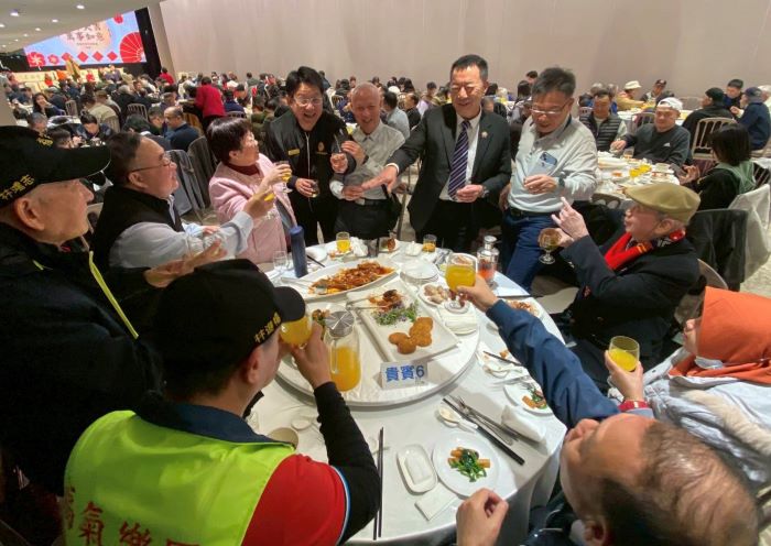 基隆榮服處寒冬送暖餐會 政商善心齊聚關懷榮民遺孤 16 《圖說》方正處長(中)逐桌向榮民眷及在場來賓拜早年,副處長李復鄉〈右四〉。〈基隆榮服處提供〉