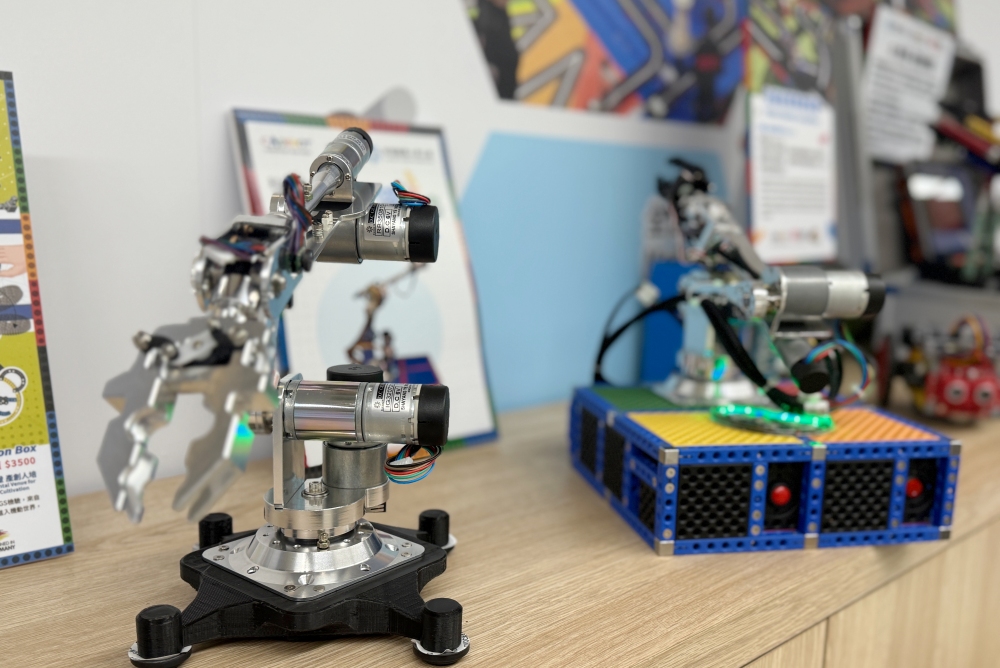 祥儀慈善文教基金會深化攜手國立清華大學竹師教育學院 共築STEAM教育產學共創育才基地 6 03%E7%A7%91%E6%8A%80%E5%AF%B6CAGEBOT%E6%A1%8C%E4%B8%8A%E5%9E%8B%E5%85%AD%E8%BB%B8%E6%A9%9F%E6%A2%B0%E6%89%8B%E8%87%82%E6%8F%90%E4%BE%9B%E9%AB%98%E7%B2%BE%E5%BA%A6%E9%AB%98%E6%A9%9F%E5%8B%95%E6%95%99%E8%82%B2%E7%89%B9%E6%80%A7