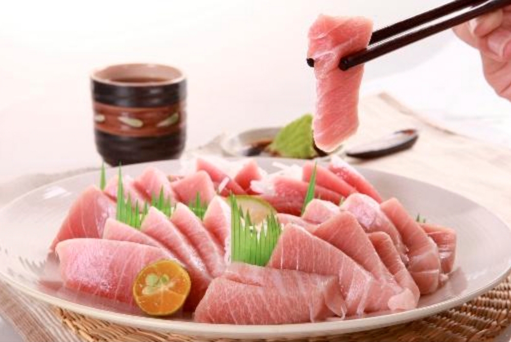 01%E6%94%BF%E6%BE%84%E6%B0%B4%E7%94%A2%E5%85%A8%E7%A8%8B%E4%BB%A5 50%E5%BA%A6C%EF%BC%8C%E8%B6%85%E4%BD%8E%E6%BA%AB%E5%86%B7%E9%8F%88%E6%8A%80%E8%A1%93%E4%BF%9D%E5%AD%98%EF%BC%8C%E4%BB%A5%E6%9C%80%E5%A4%A7%E7%A8%8B%E5%BA%A6%E9%8E%96%E4%BD%8F%E9%AE%AA%E9%AD%9A%E9%AE%AE%E5%BA%A6%E8%88%87%E7%87%9F%E9%A4%8A 1